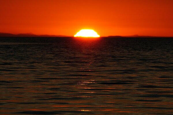 El sol rojo cayó en el agua