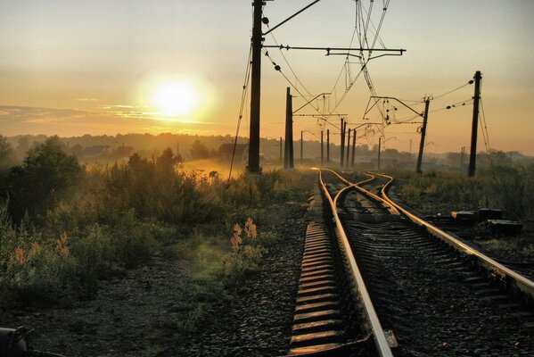 Ferrocarril en la niebla al atardecer