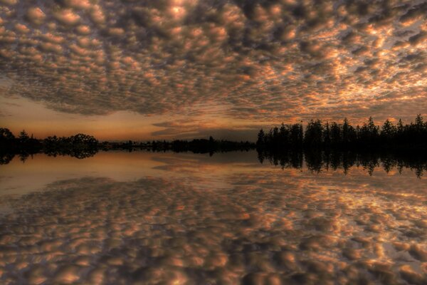 Ciel orange et son reflet dans le lac