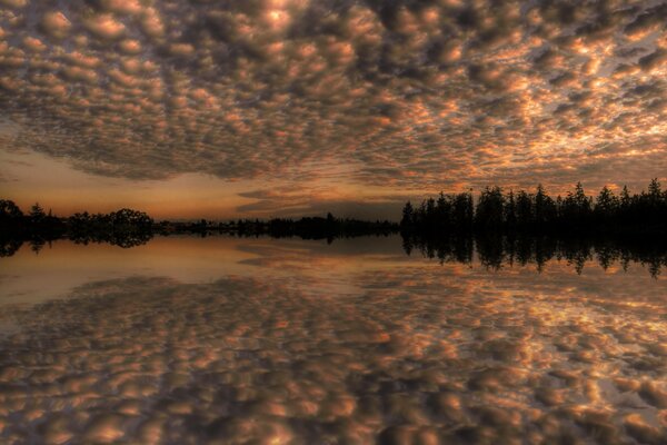 Il cielo arancione e il suo riflesso nel lago