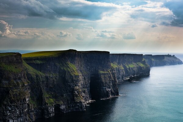 Falaises irlandaises, falaises, falaises sous les nuages