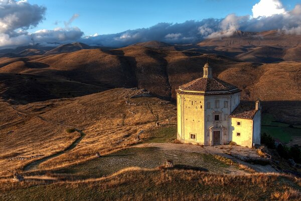 Iglesia solitaria en la estepa del desierto