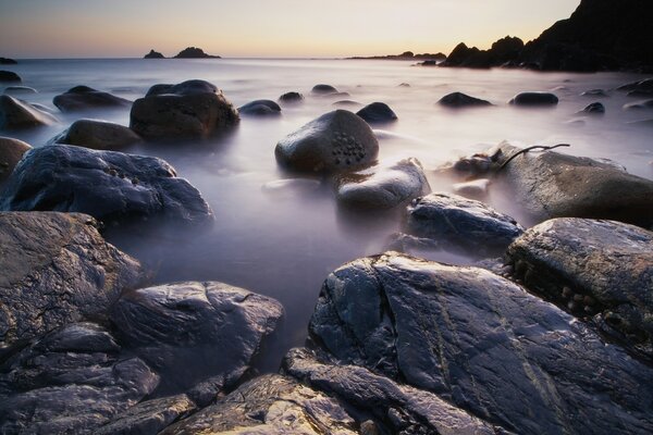 Piedras en la orilla del mar