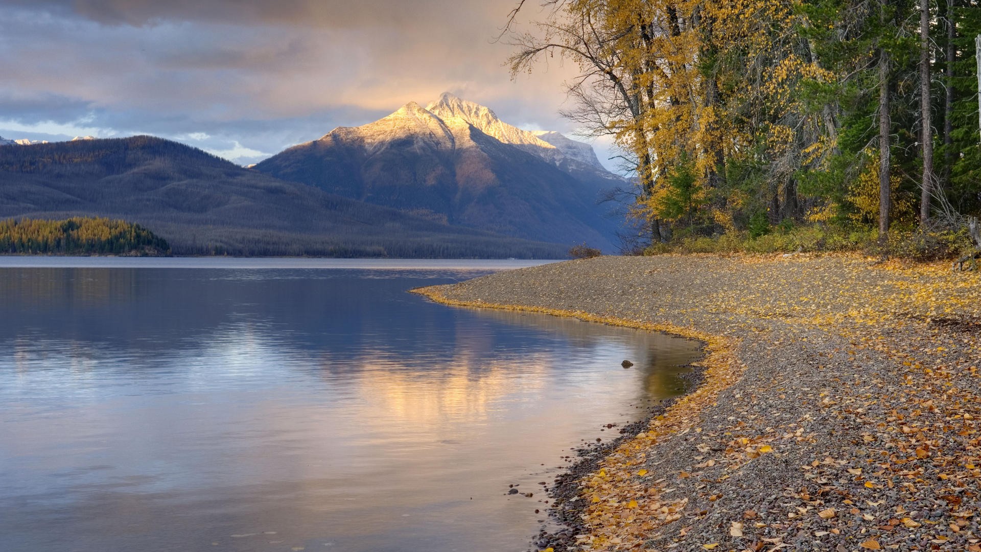 montañas agua bosque otoño