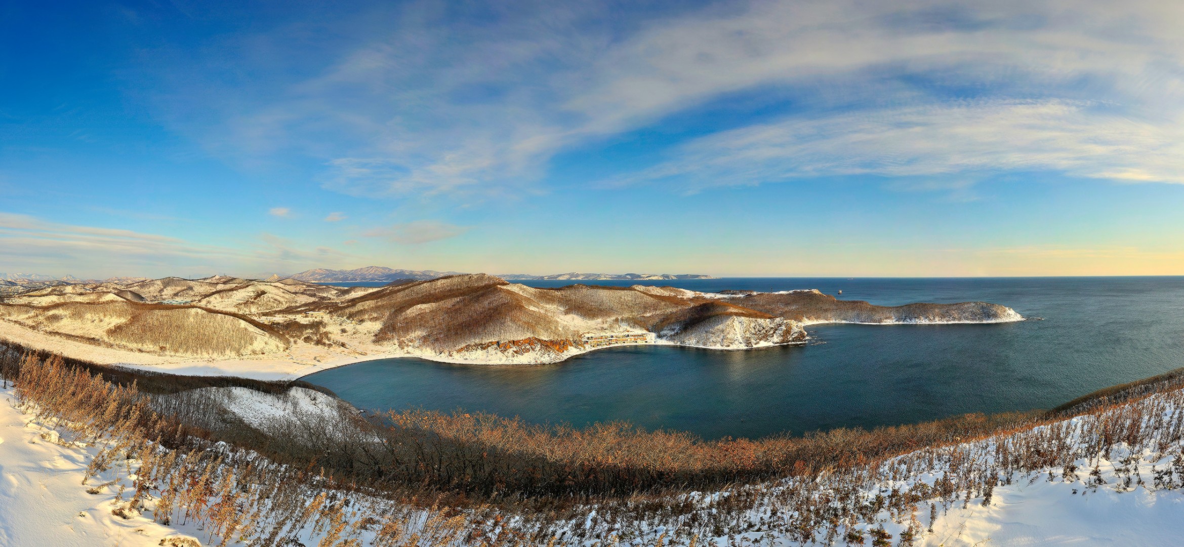 зима снег холмы панорама море