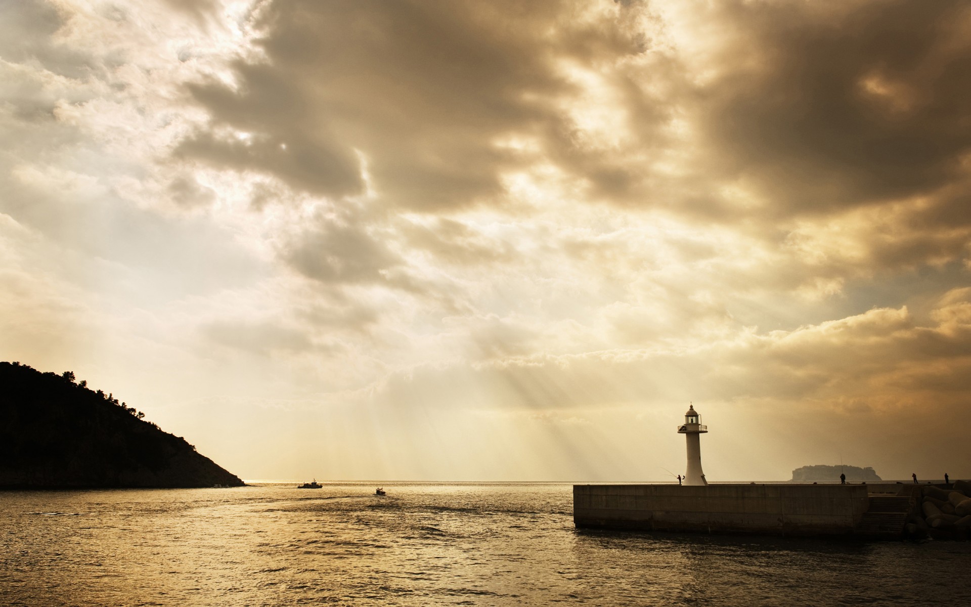 lighthouse glimpses of the rays light water ships pier