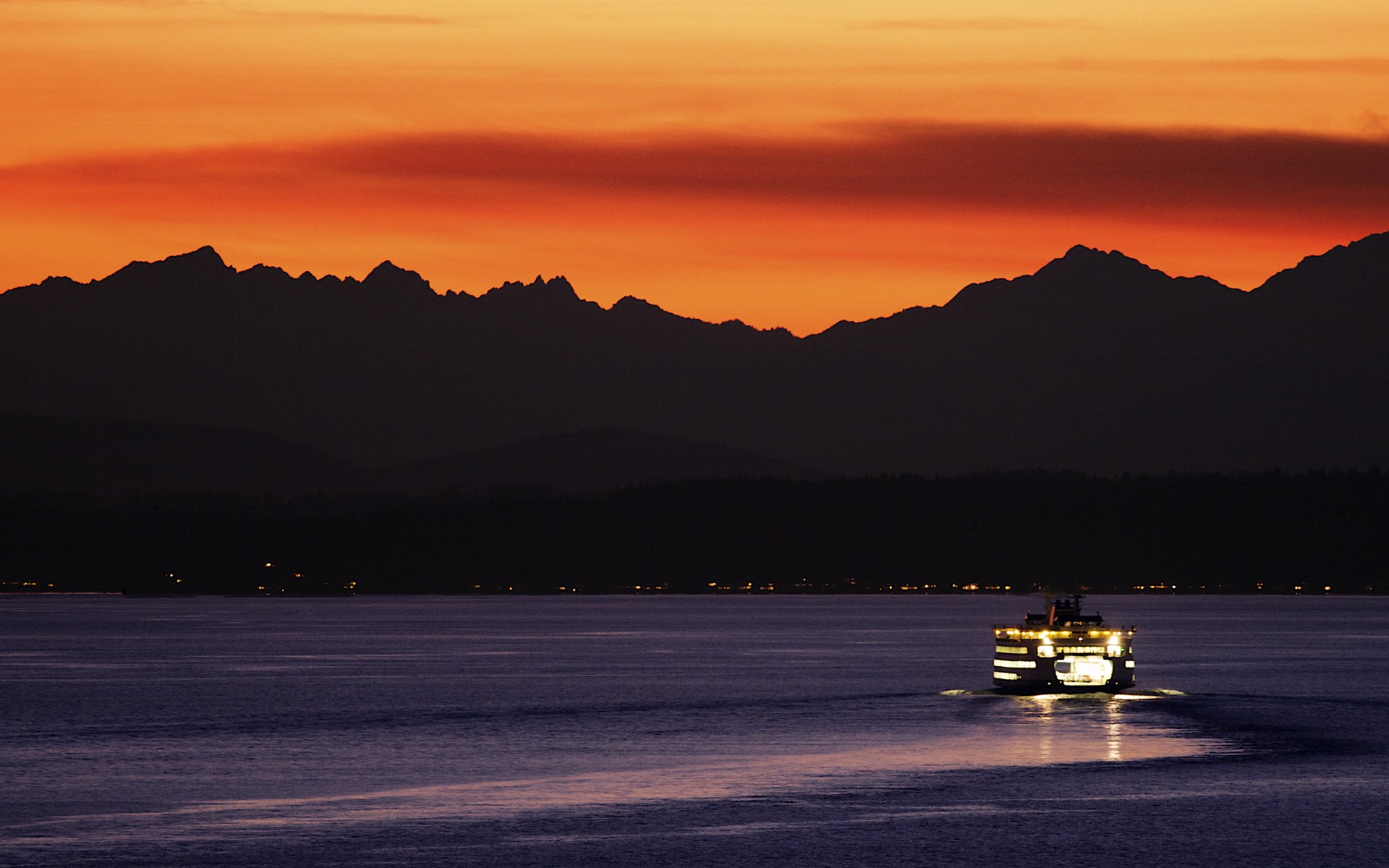 ferry lanternes montagnes orange mer ciel coucher de soleil eau