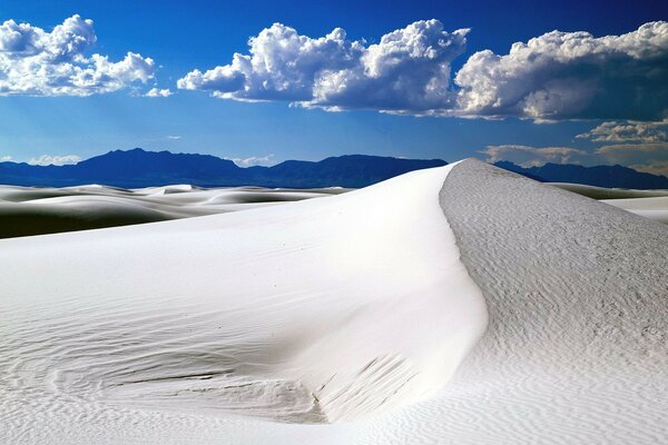 Berge von weißem Sand