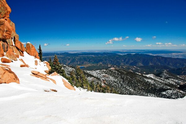 Pezzage enneigé du haut de la montagne