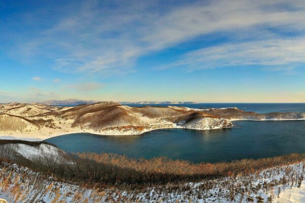 Panorama śnieżnego brzegu morza