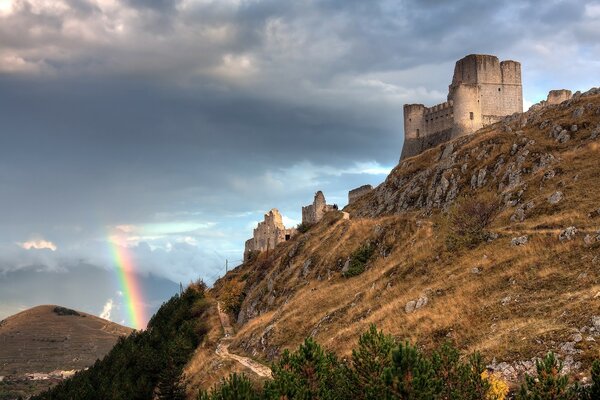 Castillo en la colina . arco iris en el cielo