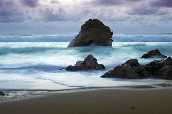 Las olas golpean la costa rocosa