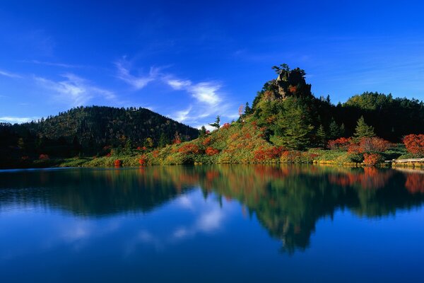 Reflejo del bosque en las aguas de los lagos japoneses