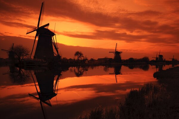 Moulins à vent au coucher du soleil aux pays-bas