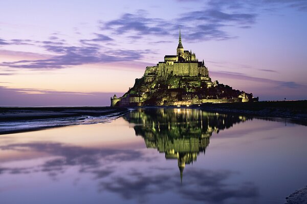 Die Burg spiegelt sich am Himmel und auf dem Wasser wider