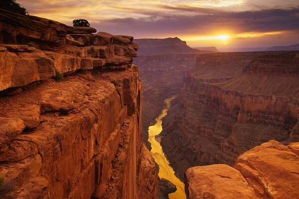Ослепительный пейзаж с высокого каньона