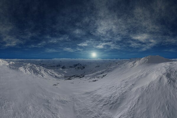 Sole invernale cumuli di neve montagne