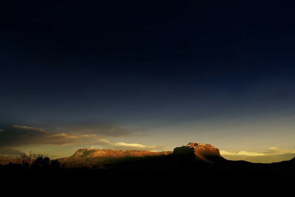 Tira de luz entre la tierra y el cielo