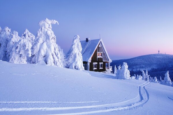 Casa nella neve in inverno