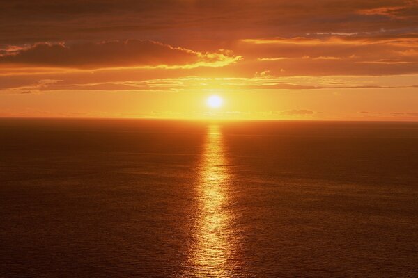 Sentiero nel mare dal sole al tramonto