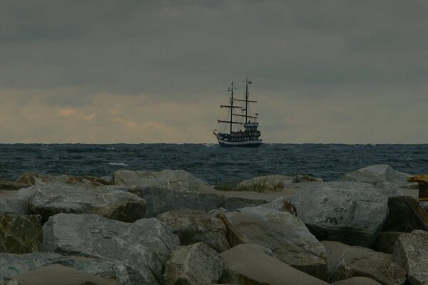 Parete riva con nave in mare