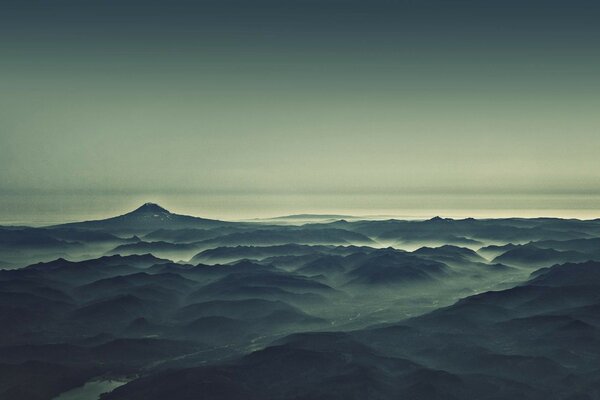 Morgenberge und Fluss im Nebel