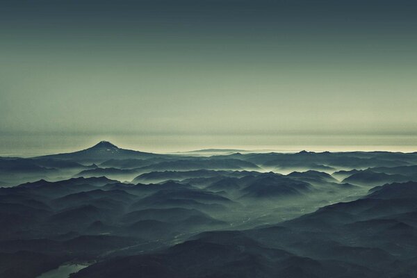 Утренние горы и река в тумане