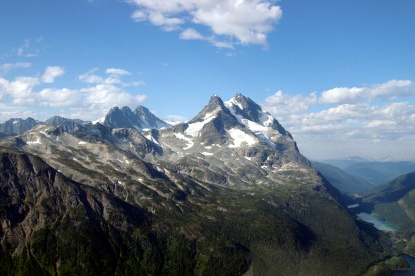 Paysage. montagnes enneigées et lac