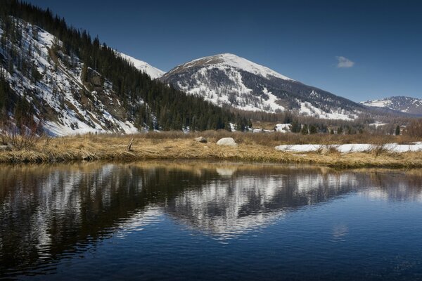 Reflexion der Berge im Seewasser