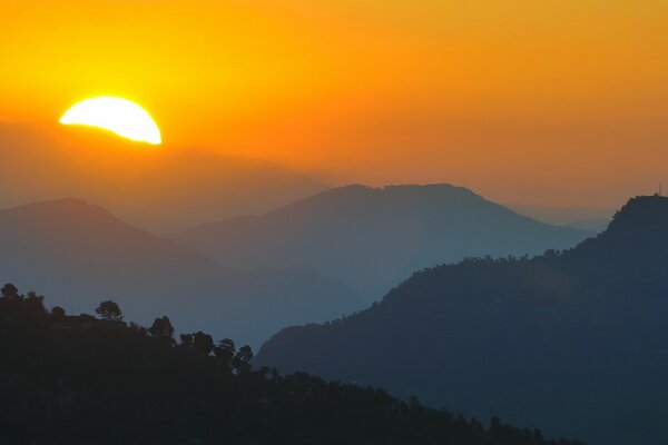 Słońce wschodzi w górach nadchodzi poranek