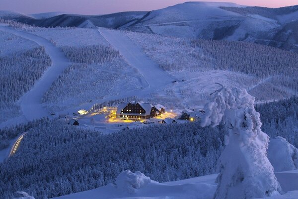 Hotel tra la neve e le montagne foreste innevate