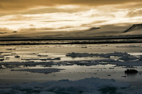 Лёд тает на реке. Желтое небо