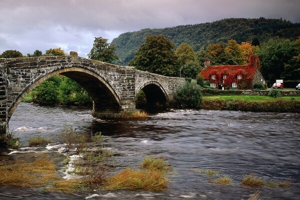 Pont sur la rivière, loin de la maison