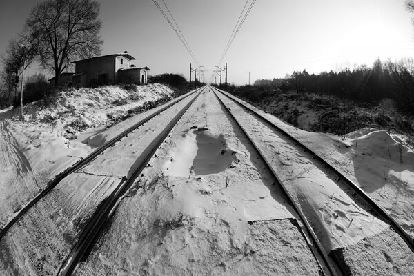 Ferrovia invernale in bianco e nero