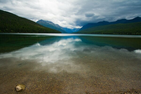 In den Bergen ist der See mit Wasser verbunden