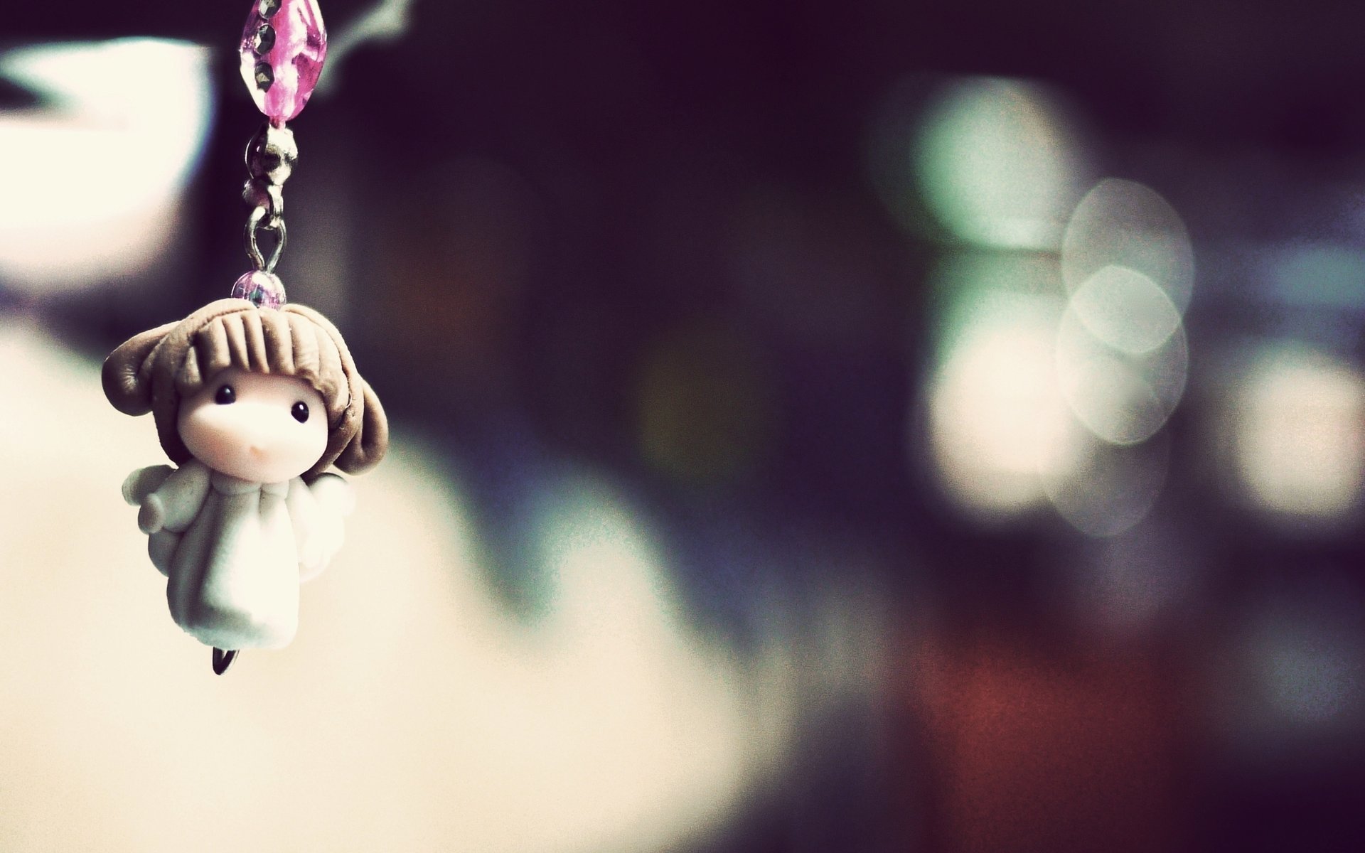 macro figure photo bokeh angel keychain girl glare