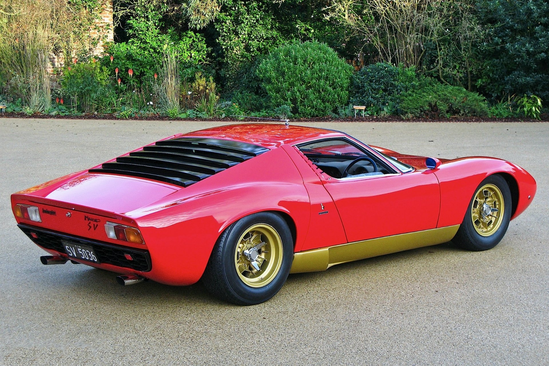 lamborghini miura sv 1972 rot lamborghini miura sv rot rückansicht bäume