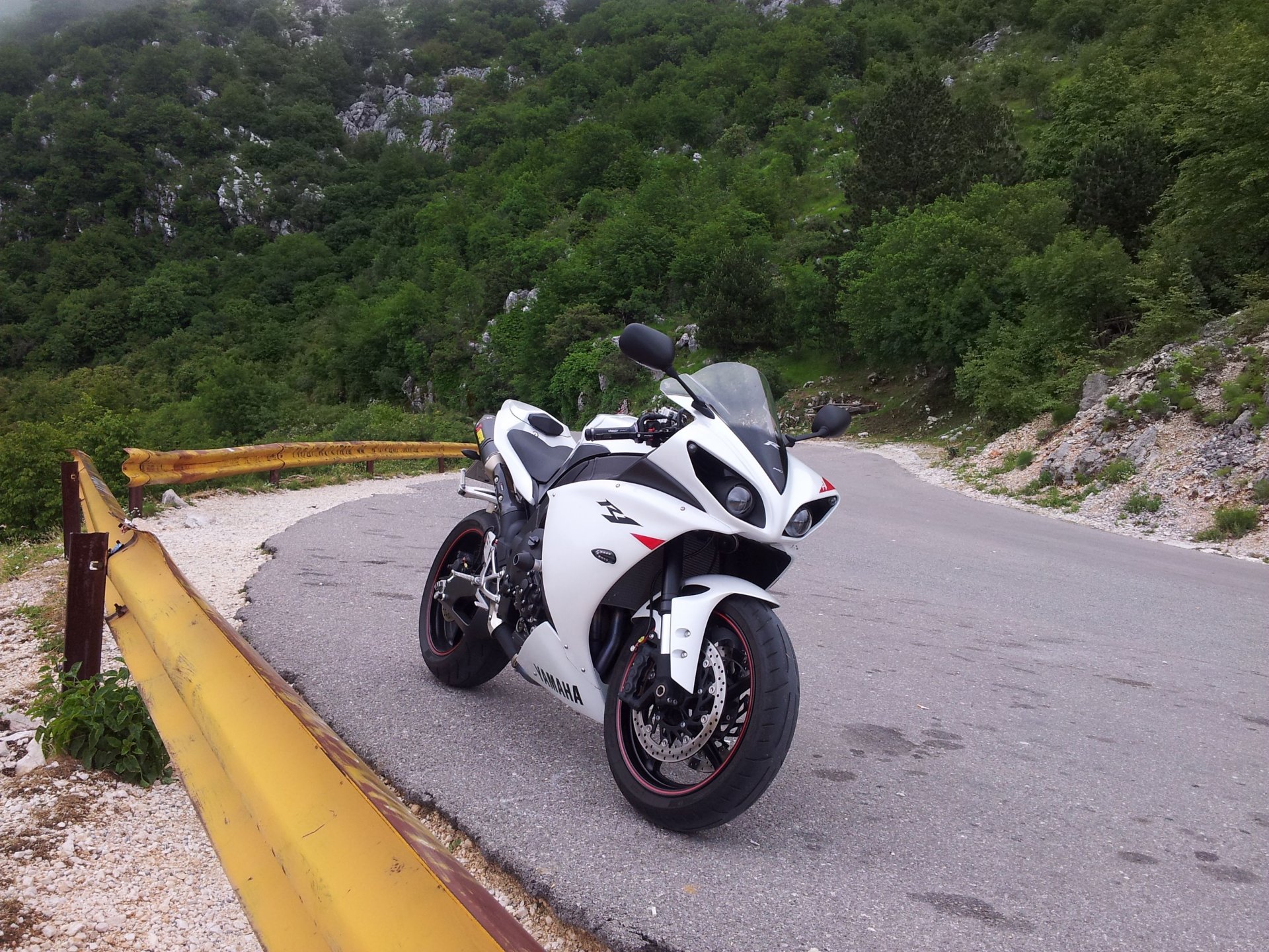 yamaha yzf-r1 bianco bici yamaha moto da strada bump alberi