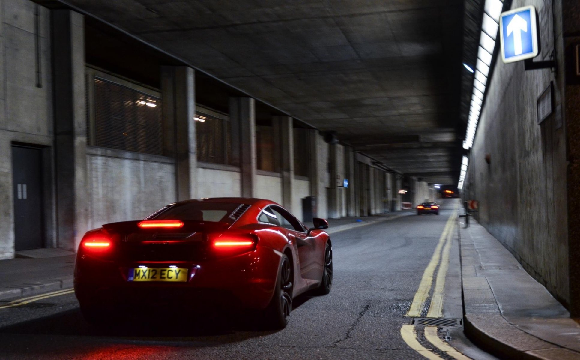 mclaren mp4-12c can-am voiture auto route rouge lumières