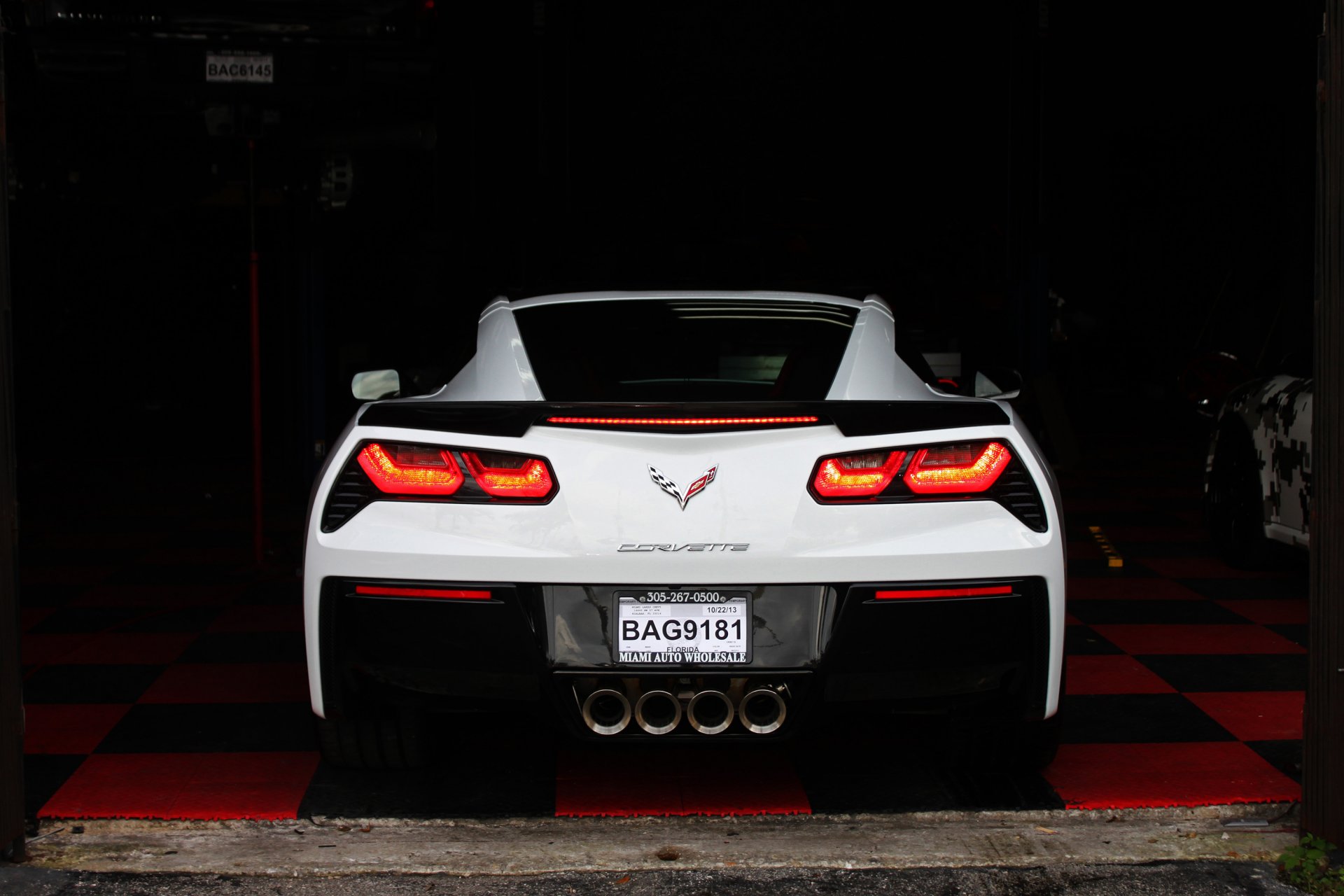 chevrolet corvette stingray auto bianco posteriore garage c7