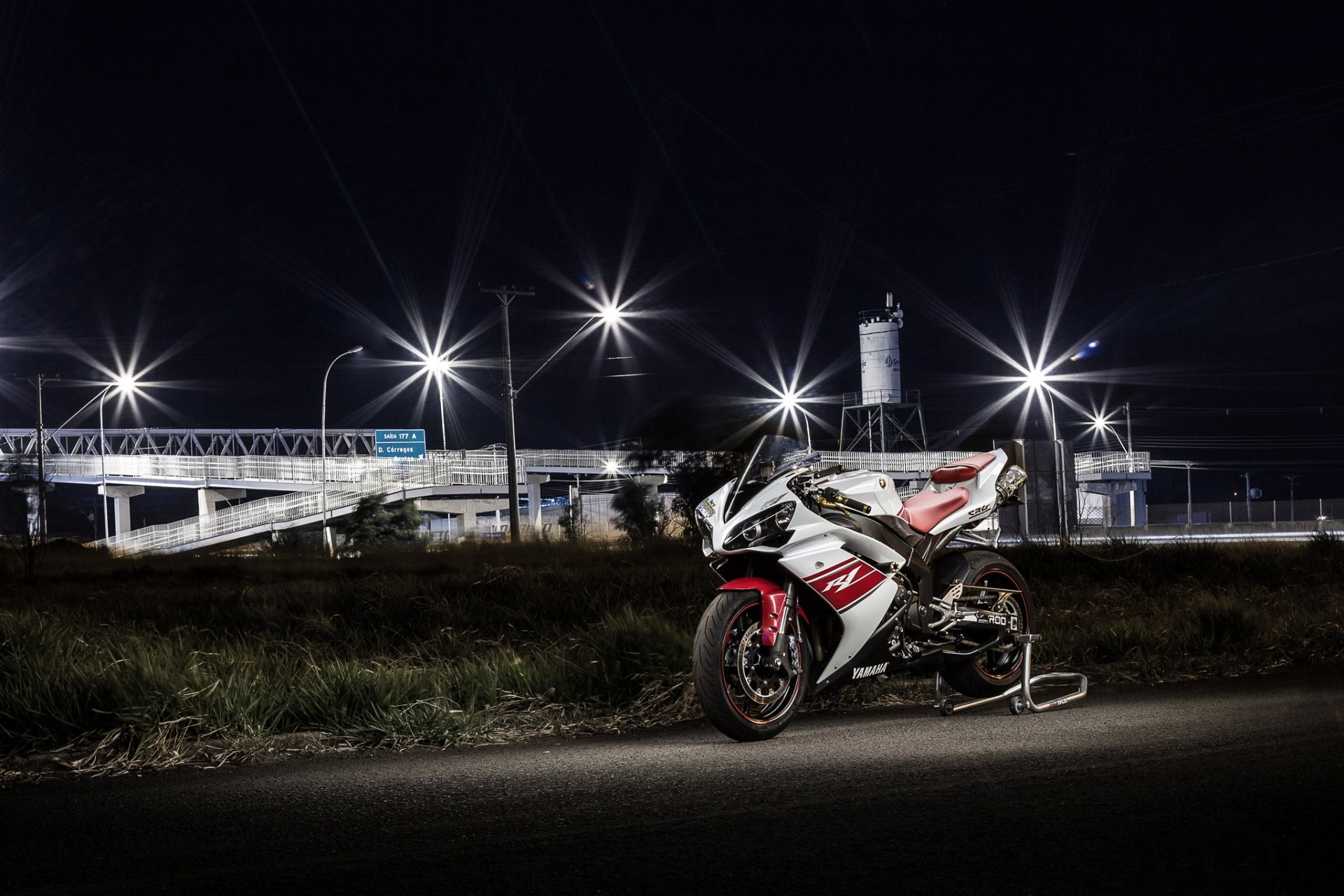 yamaha yzf-1 white bike