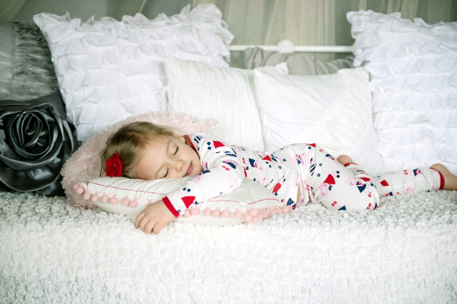 mädchen kinder bett schlafen kind erholung entspannung hintergrund stimmung tapete kinder schläft rosette kissen