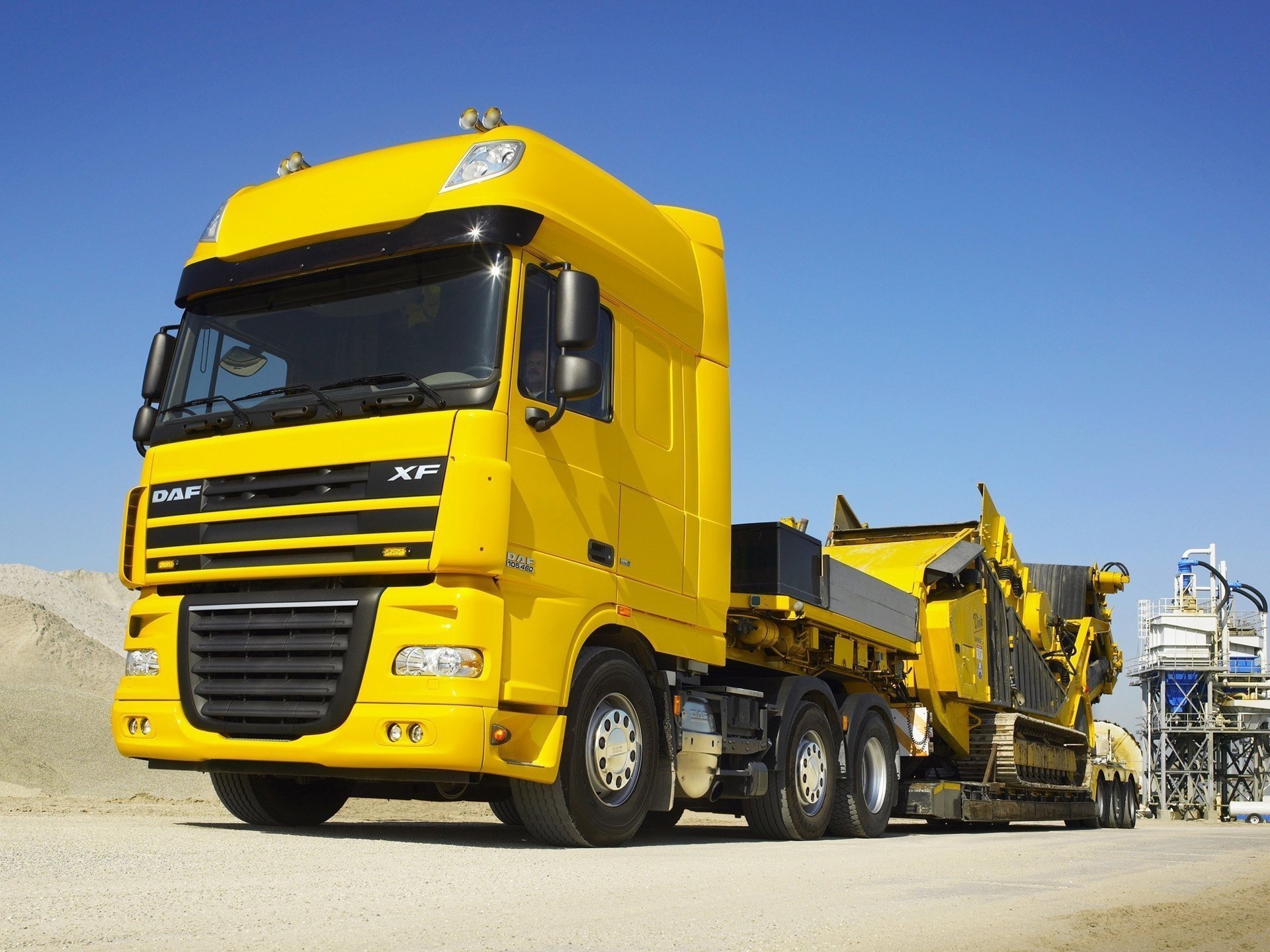 the trailer xf-105 yellow daf truck