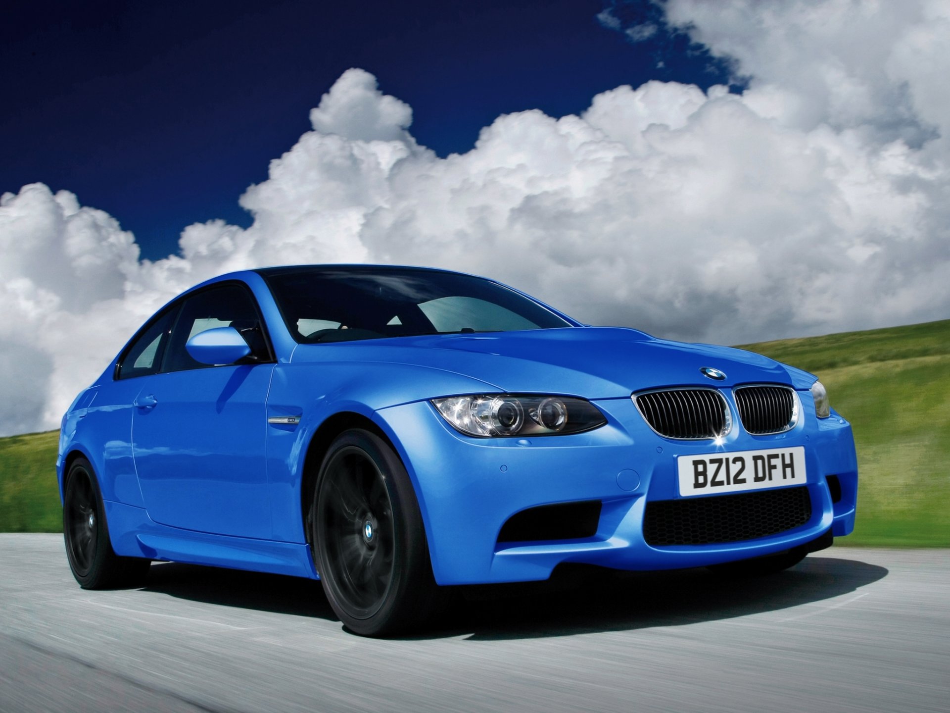 bmw m3 coupé edición limitada azul en movimiento nubes