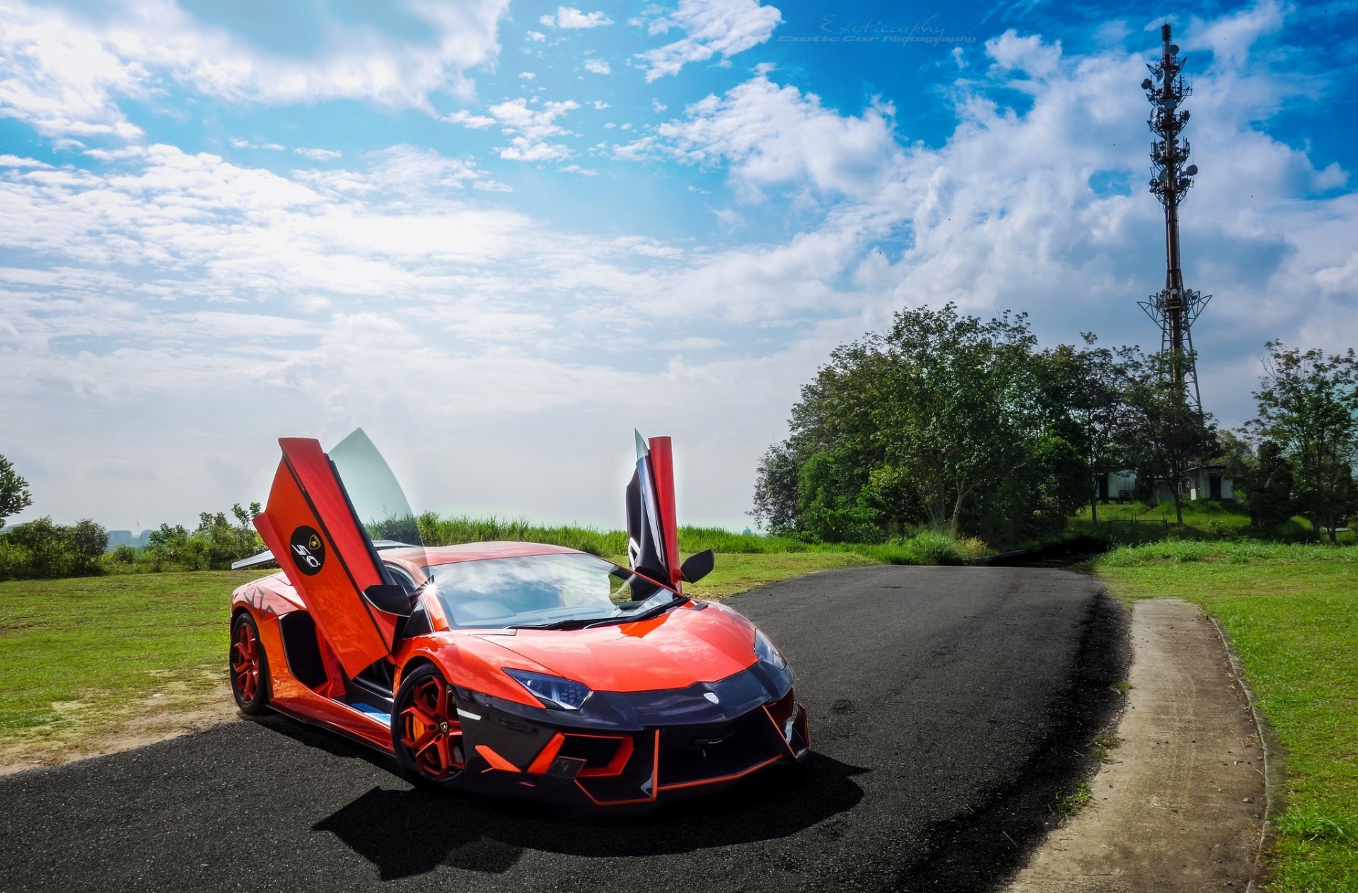 lamborghini dmc aventador lp900sv pomarańczowy lamborghini aventador widok z przodu droga trawnik drzewa niebo chmury