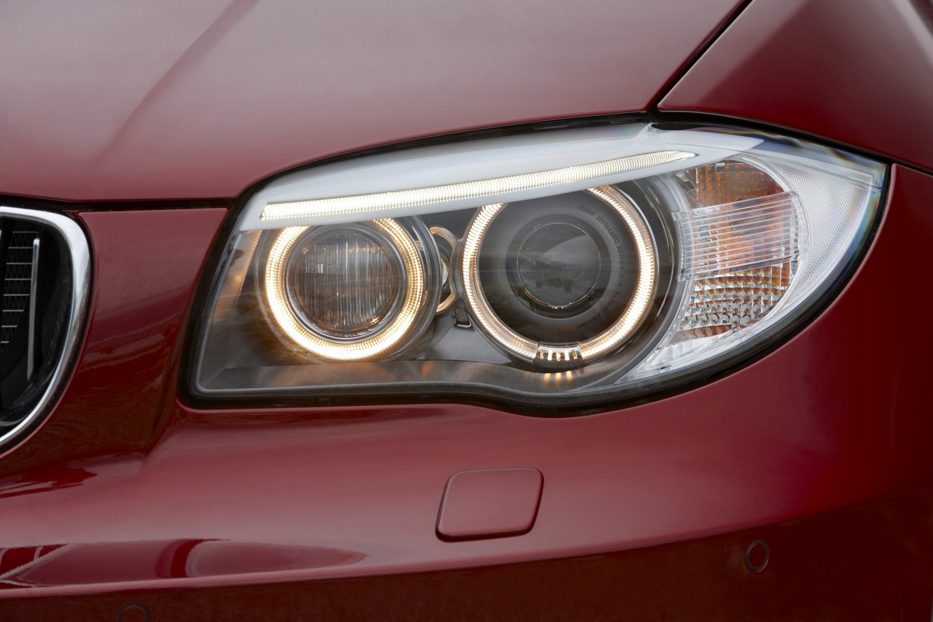 bmw coupé fari potenza rosso primo piano