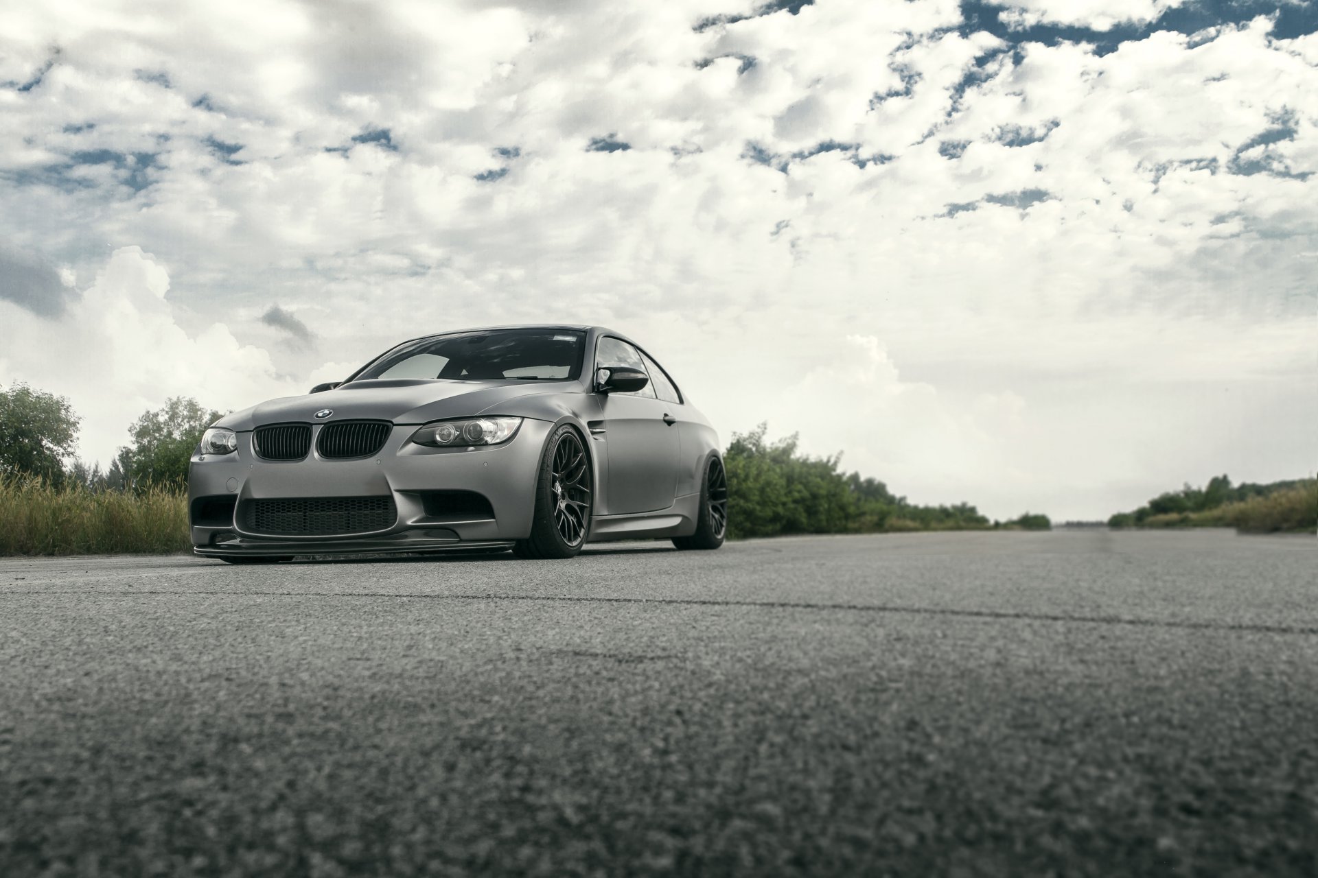 bmw m3 e92 szary droga krzaki niebo chmury