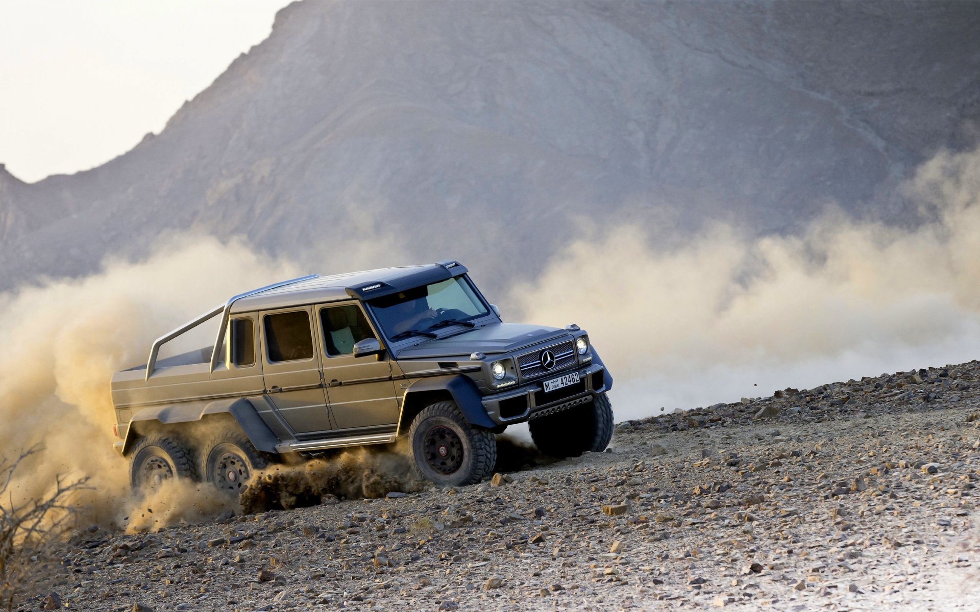 mercedes-benz g63 amg 6x6 джип серый пыль поворот машина