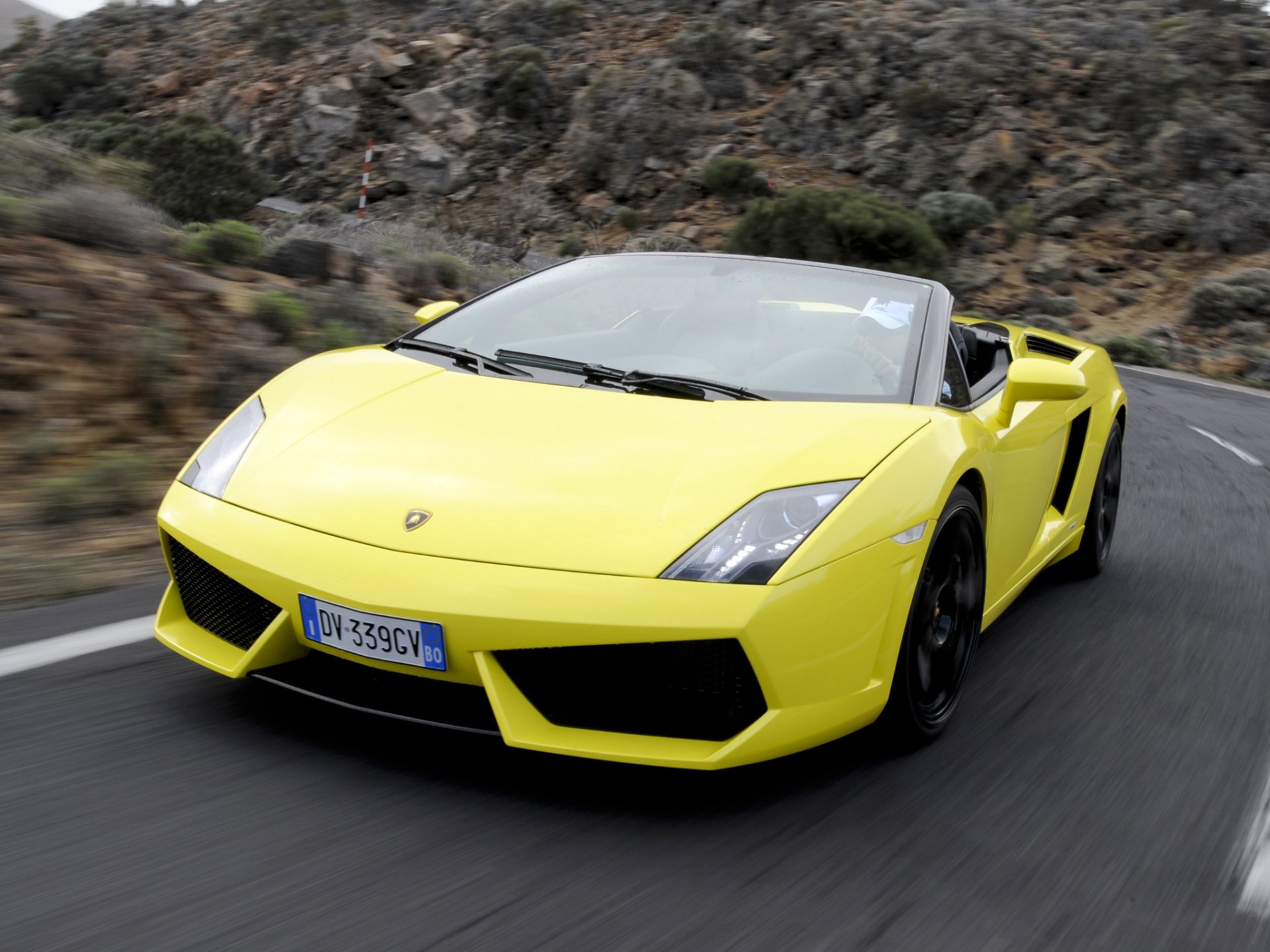 lamborghini gallardo lp560-4 spyder lamborghini gallardo convertibile vista laterale strada traffico