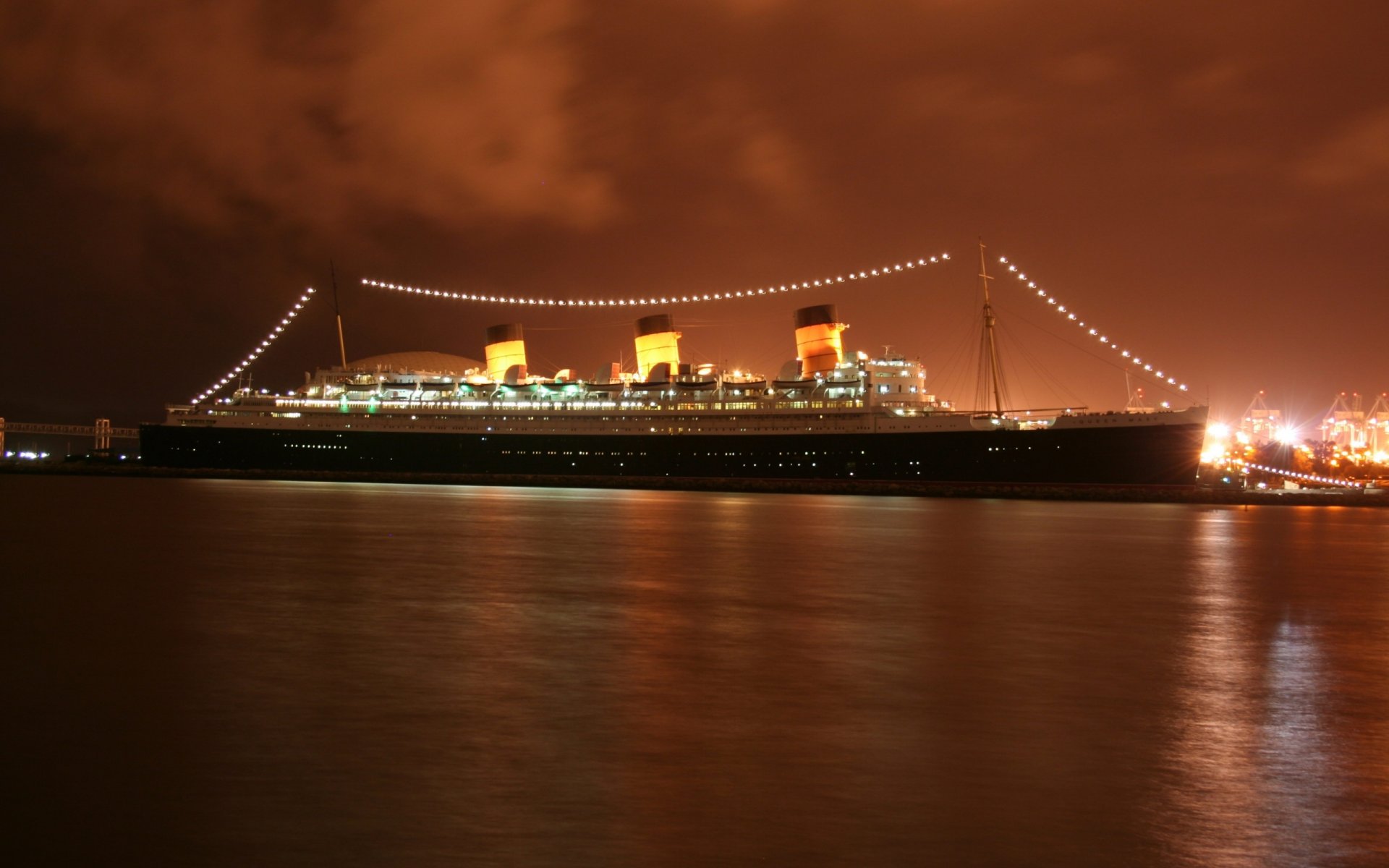 queen mary 2 круизный лайнер вечер порт